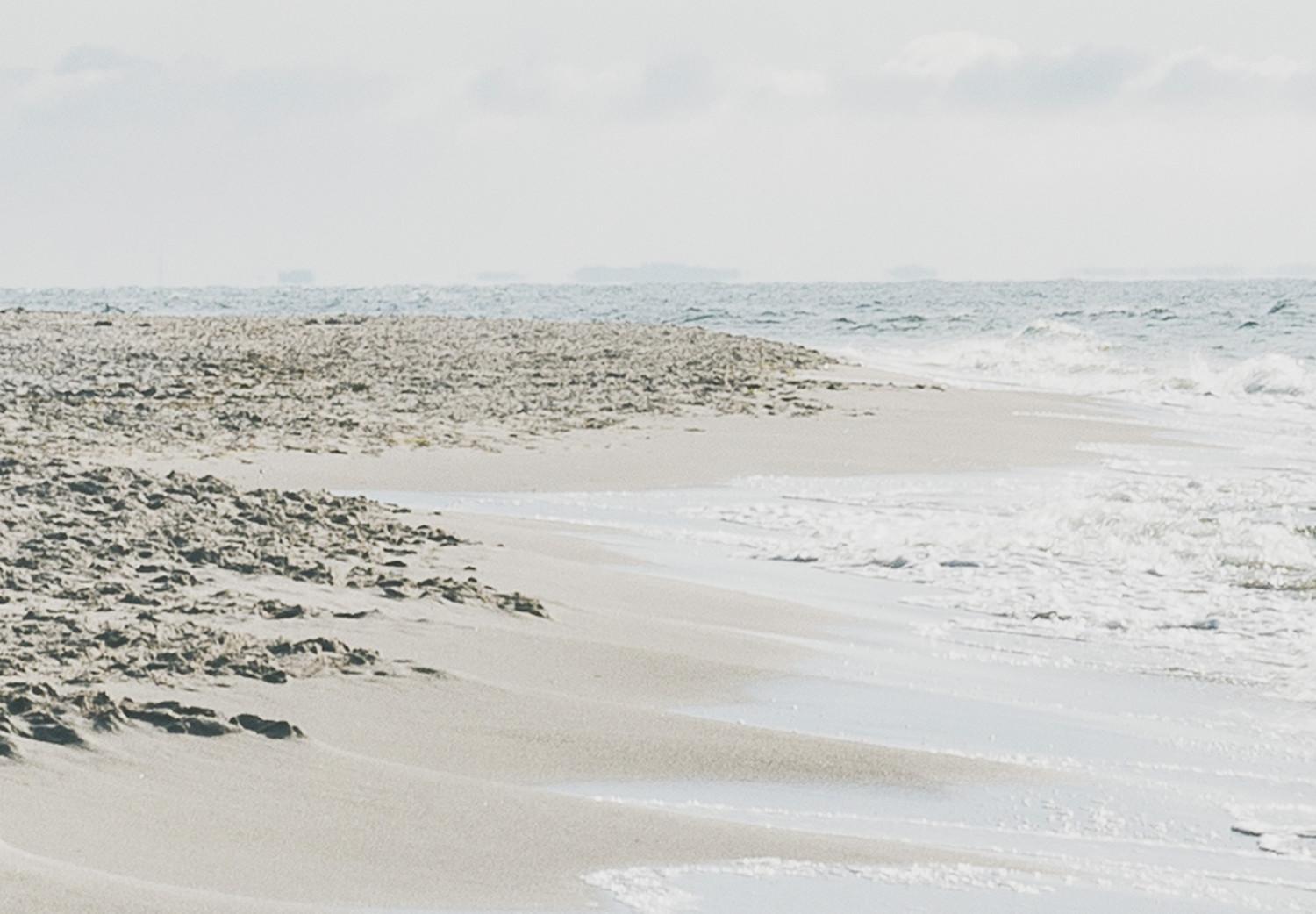 Cartel Costa tranquila: paisaje romántico de playa tranquila y olas en el mar