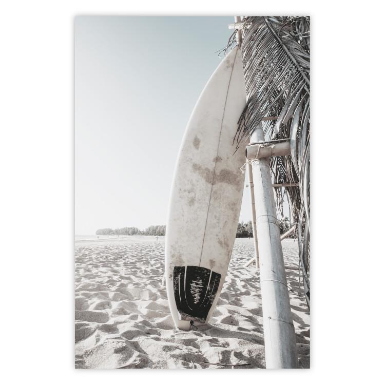 Tabla de surf - paisaje veraniego de playa de arena en el cielo