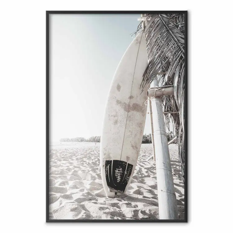 Tabla de surf - paisaje veraniego de playa de arena en el cielo