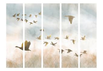 Biombo original Ocas doradas II (5 piezas) - aves volando y paisaje campestre en fondo