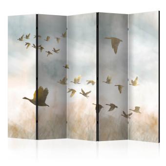 Biombo original Ocas doradas II (5 piezas) - aves volando y paisaje campestre en fondo