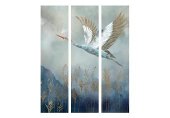 Biombo original Garza en vuelo (3 piezas) - ave colorida sobre montaña y nubes
