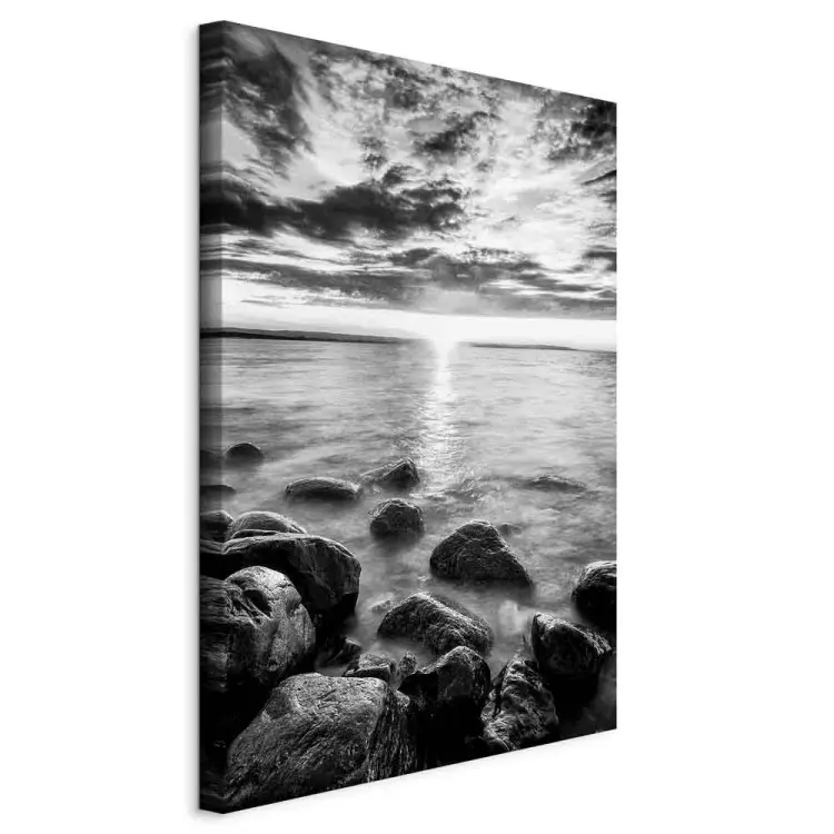 Mañana escandinava vertical - amanecer sobre el mar