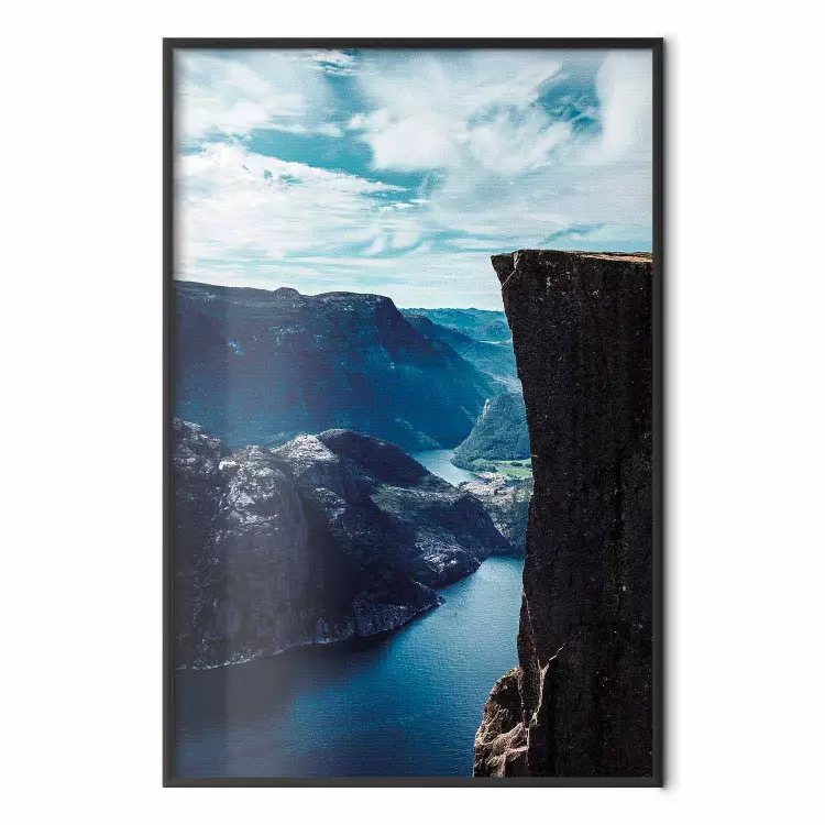 Preikestolen: paisaje pintoresco de montañas rocosas y un gran lago