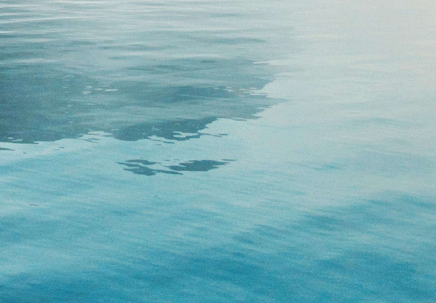 Cartel Bahía brumosa - composición de agua azul y niebla clara sobre la roca