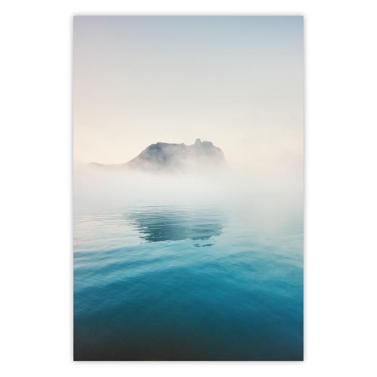 Bahía brumosa - composición de agua azul y niebla clara sobre la roca