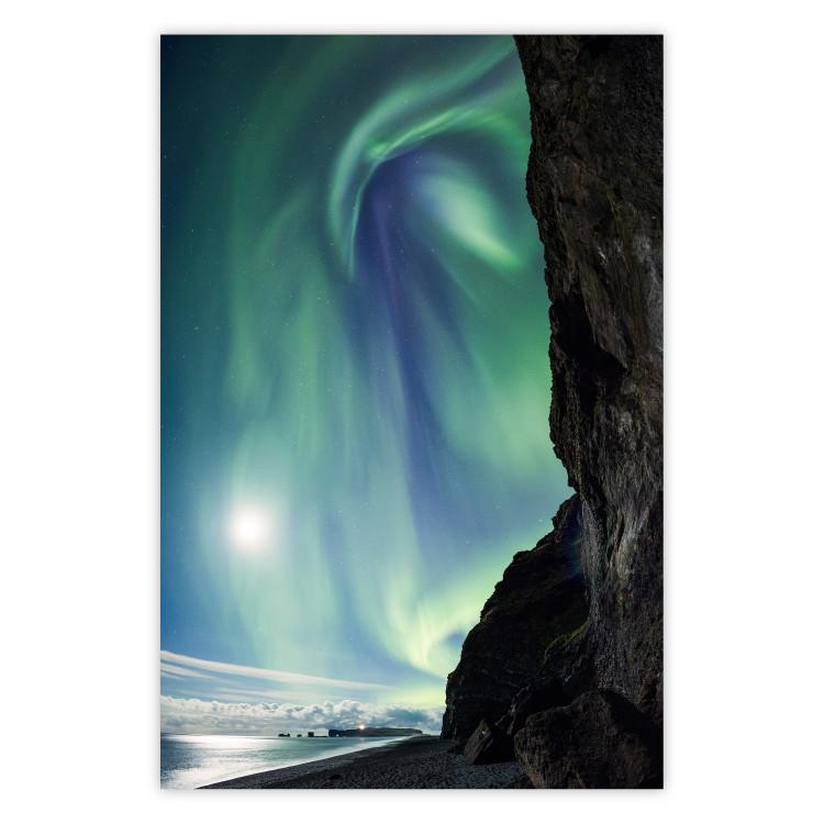 Maravilla natural - aurora boreal entre acantilados
