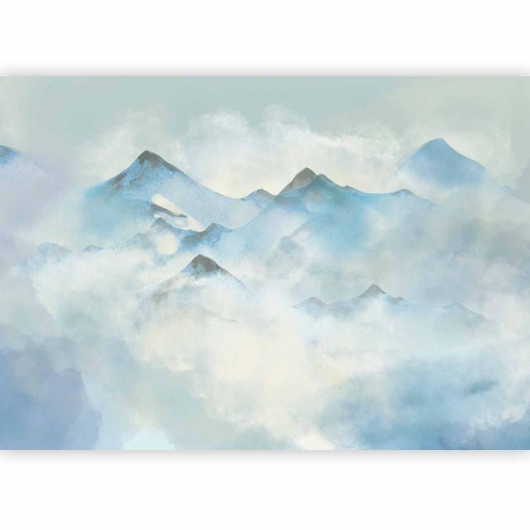 Invierno en montañas - paisaje de picos cubiertos de nieve y niebla