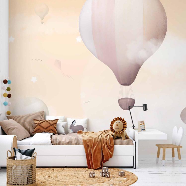 Paisaje para niños - globos pastel en cielo con nubes blancas