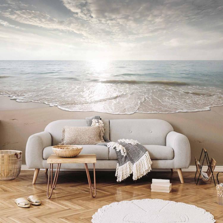 Arena y sol - paisaje de mar tranquilo y playa con huellas