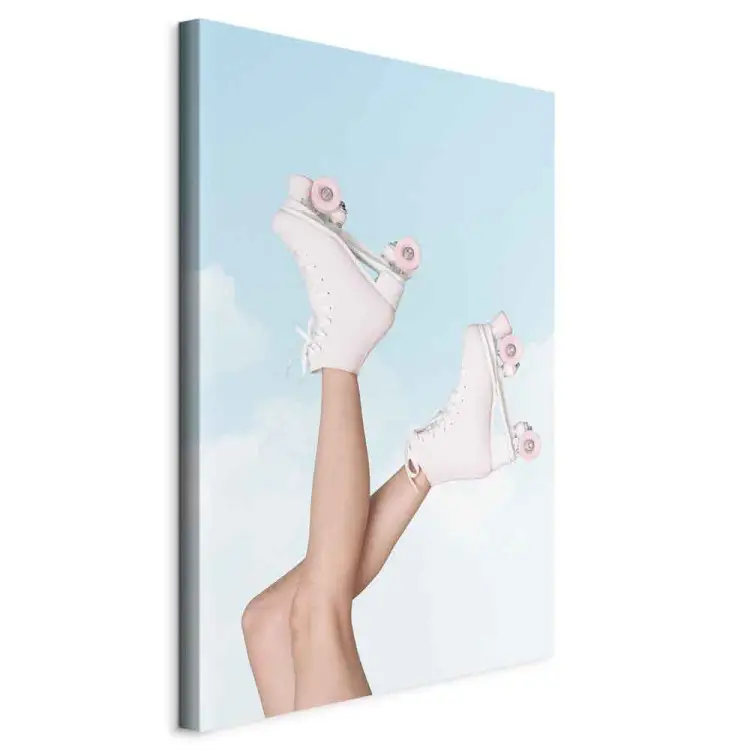 Patines sobre fondo cielo azul - piernas de mujer en alto