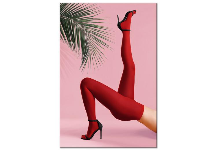 Medias rojas (1 parte) - piernas femeninas sobre fondo de palma verde