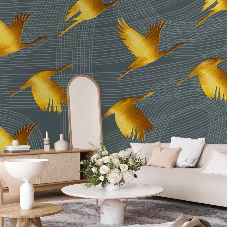 Fotomural decorativo Grúas doradas volando - Abstracción de pájaros en fondo a rayas