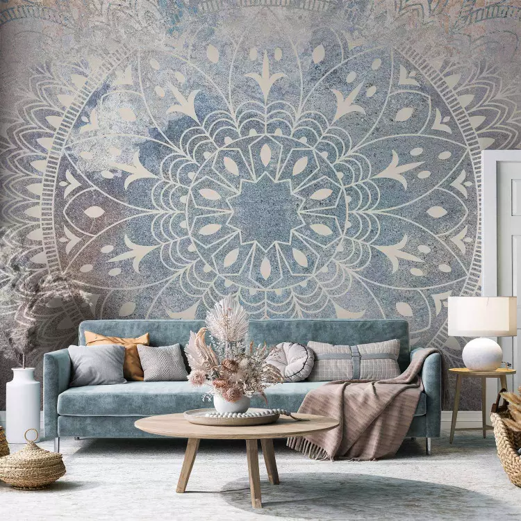 Mandala - ornamento de color crema claro sobre fondo azul