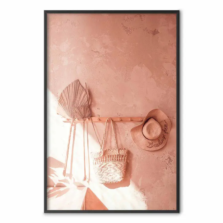 Abanico y sombrero - objetos de playa colgados en la pared