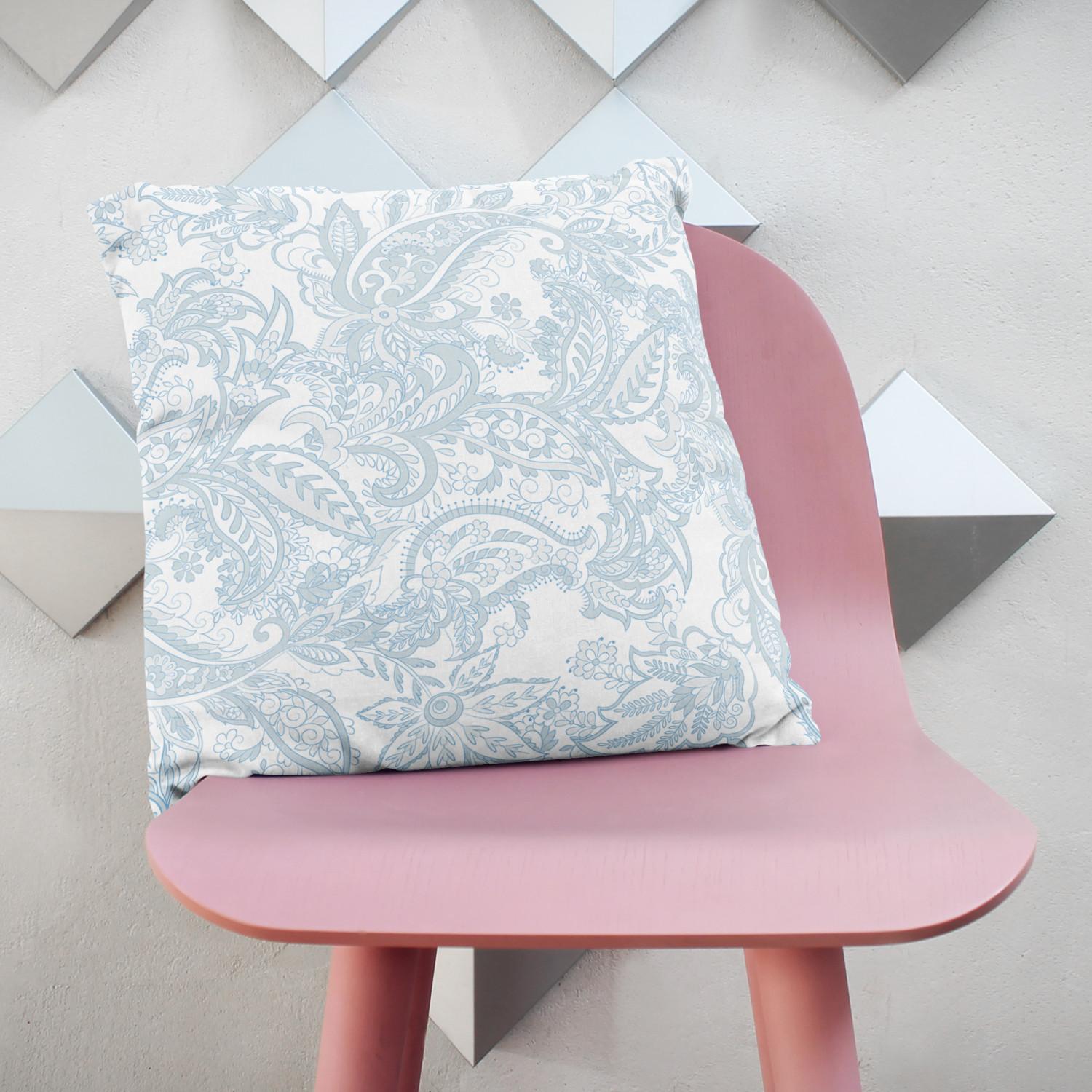 Cojín de microfibra The delicacy of nature - flowers and leaves in white and blue cushions