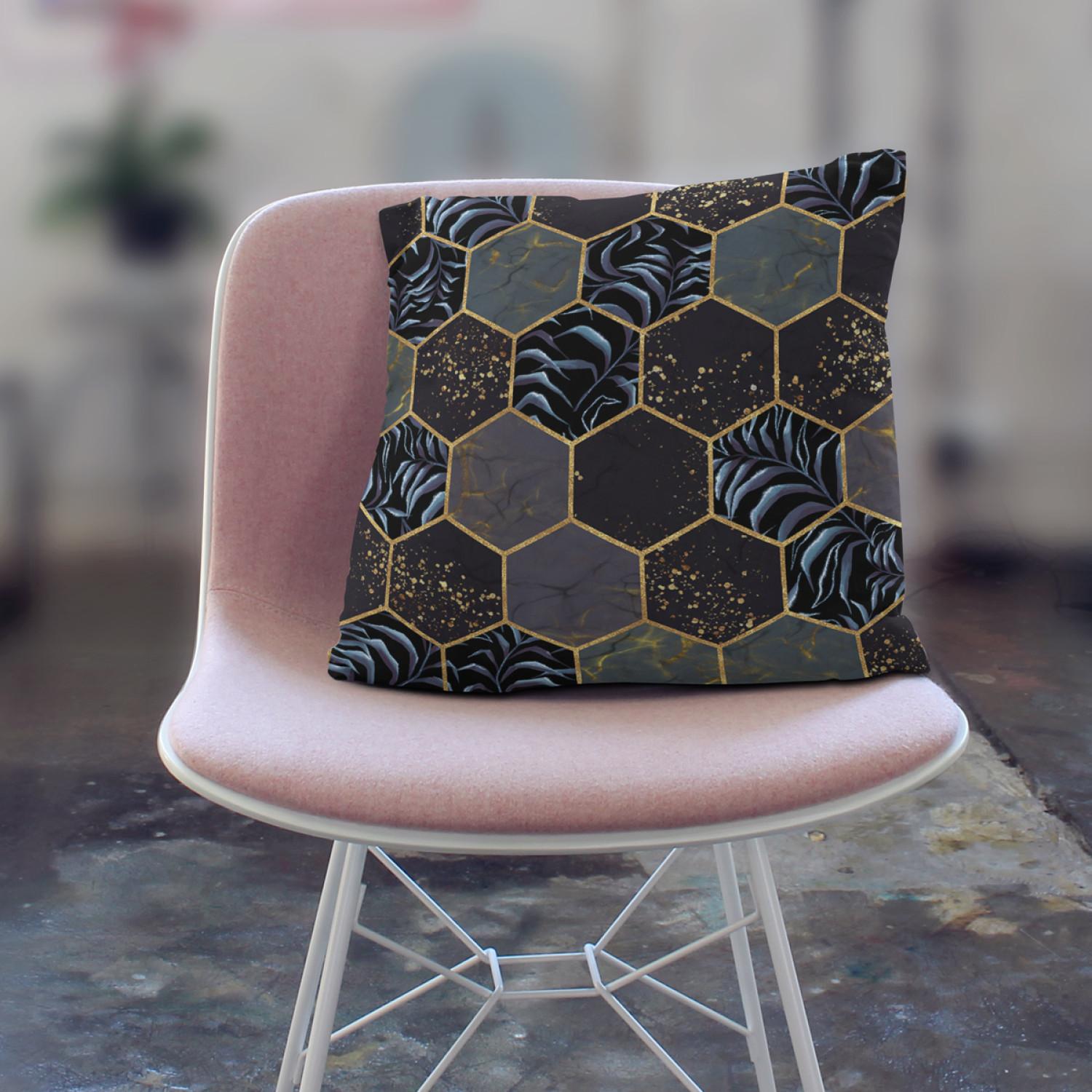 Cojín de microfibra Floral geometry - hexagons and branches in dark colours cushions