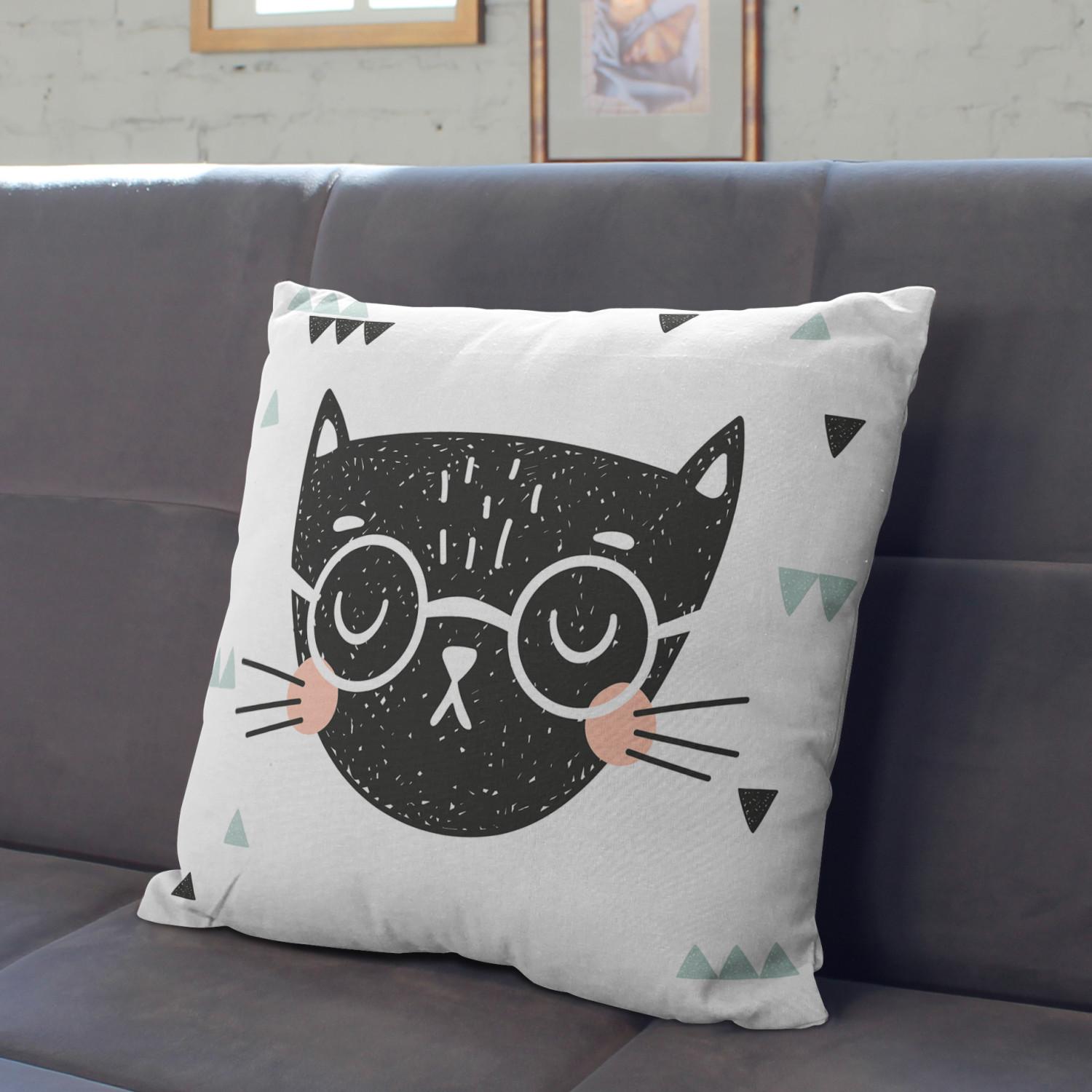 Cojín de microfibra The face of a cat - animal and triangles on black and white background cushions