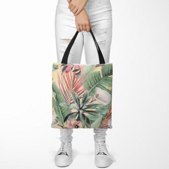 Bolsa de mujer Rainforest flora - a floral pattern with white flowers and leaves
