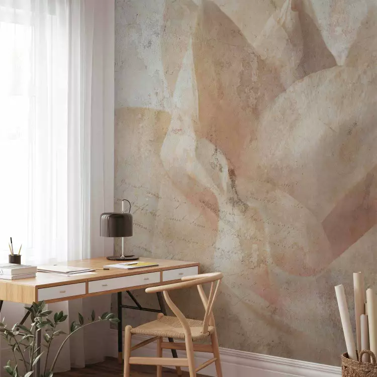 Misty Creature - fondo beige y gris con flores y letras