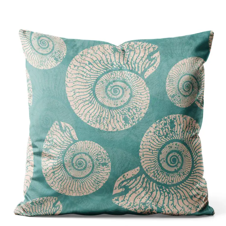 Conchas de caracol - composición orgánica sobre fondo azul