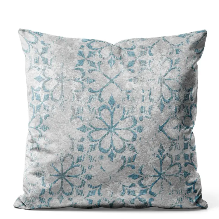 Adorno azul - motivo floral sobre fondo gris texturado