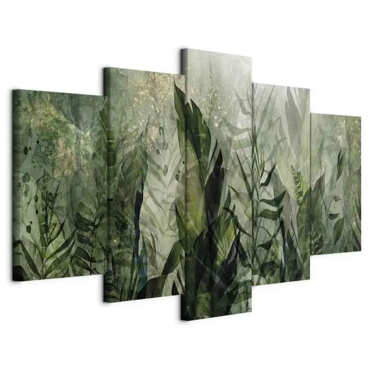 Hojas tropicales - plantas en rocío sobre fondo verde en bruma