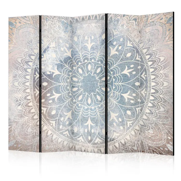 Mandala II - ornamento crema claro sobre fondo azul