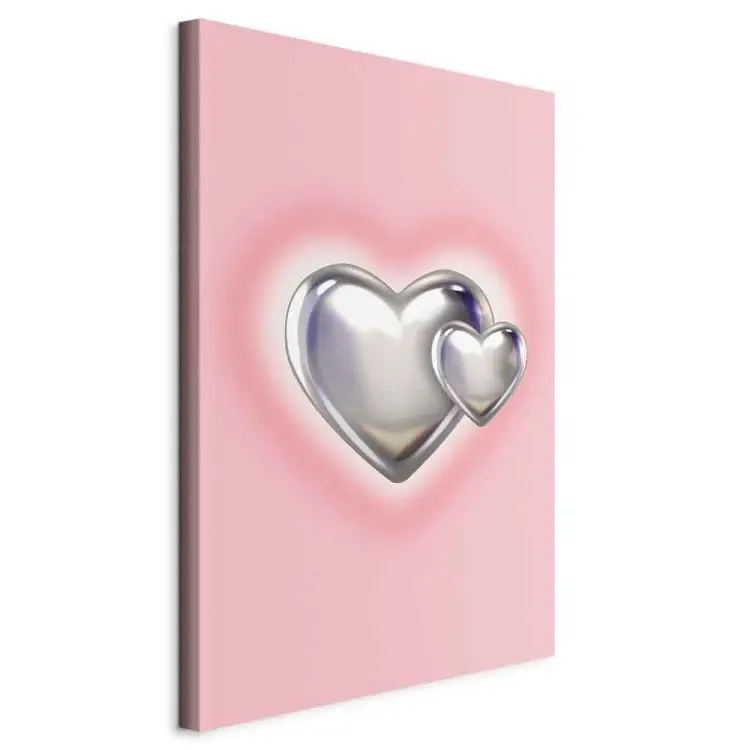 Corazones metálicos: figuras plateadas sobre un sutil fondo rosa