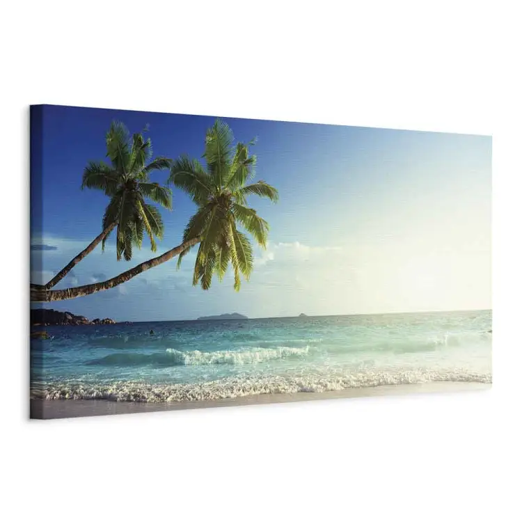 Playa tropical - palmeras a la orilla del mar con el cielo azul