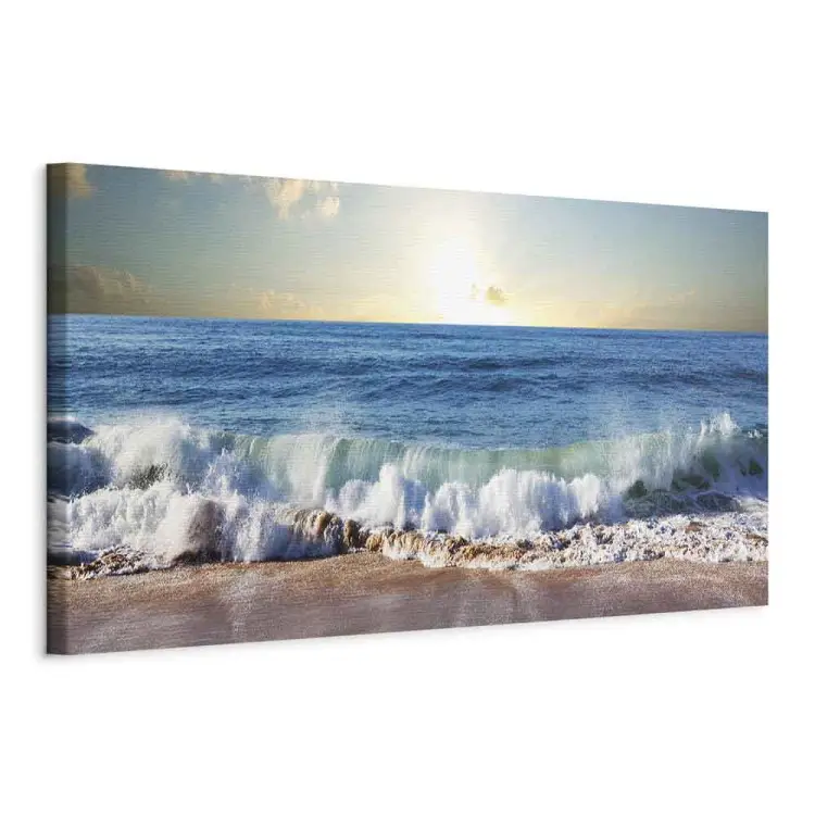 Amanecer en el mar - olas rompiendo contra la orilla al amanecer