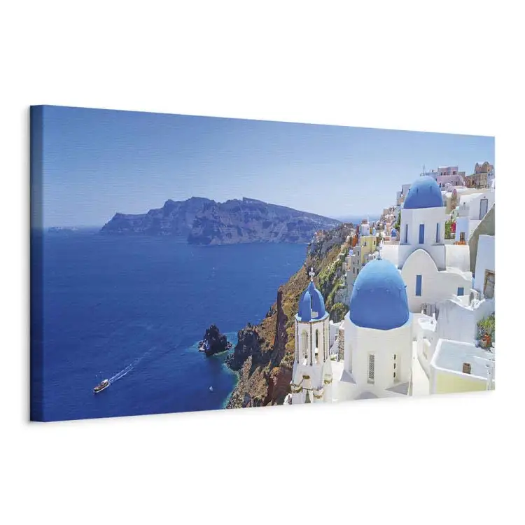 Vista de Santorini- cúpulas azules y edificios blancos sobre el mar Egeo