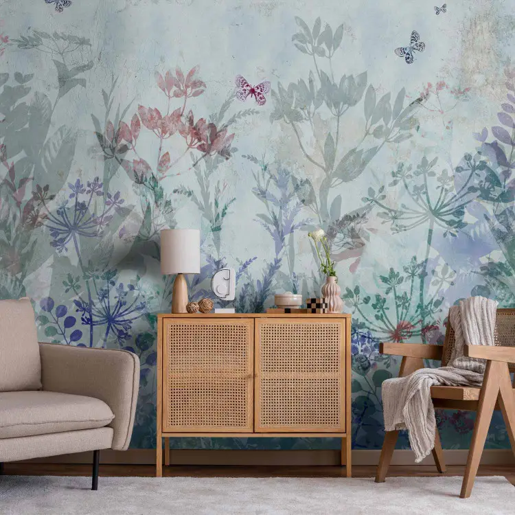 Prados de verano - delicadas flores y mariposas sobre un fondo azul