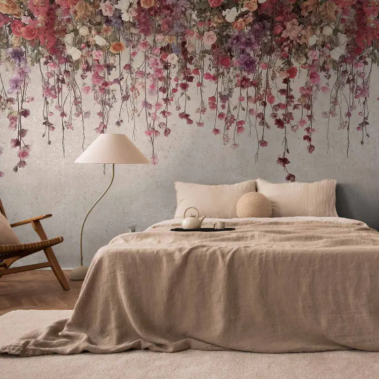 Flores colgantes - delicada composición de rosas y plantas sobre fondo claro