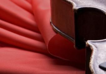 Cuadro moderno Violín de terciopelo - un instrumento musical sobre una tela roja