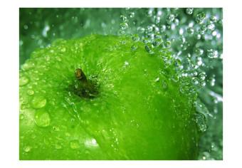 Fotomural a medida Sabores refrescantes - manzana verde cayendo al agua