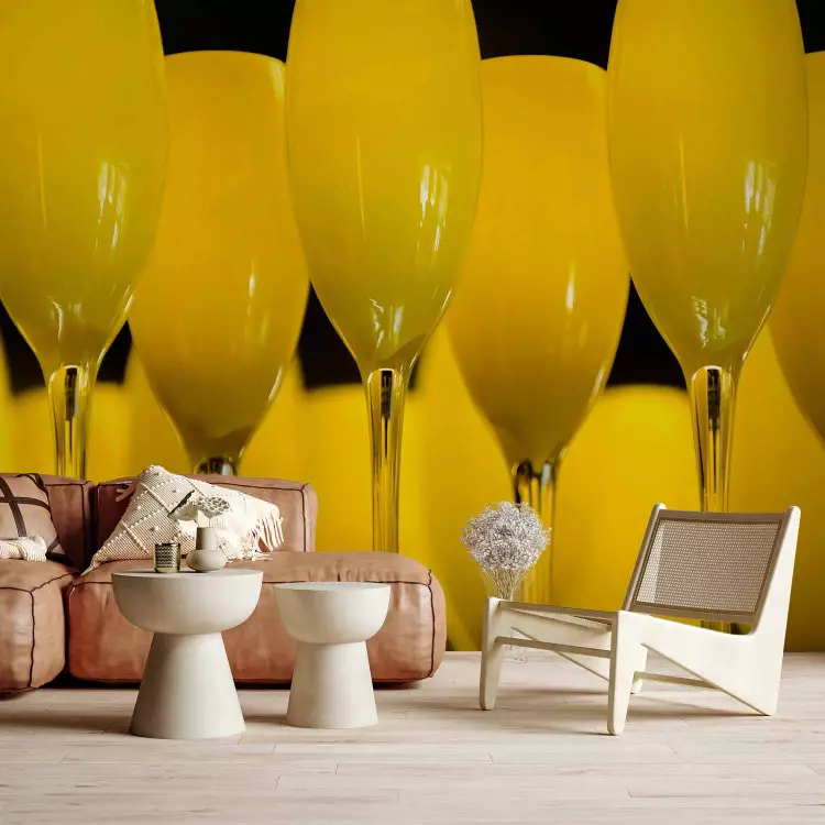 Fotomural decorativo Celebración - copas de vino de cristal amarillo en fondo negro