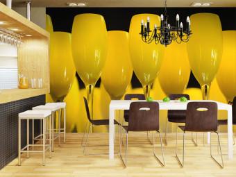 Fotomural decorativo Celebración - copas de vino de cristal amarillo en fondo negro