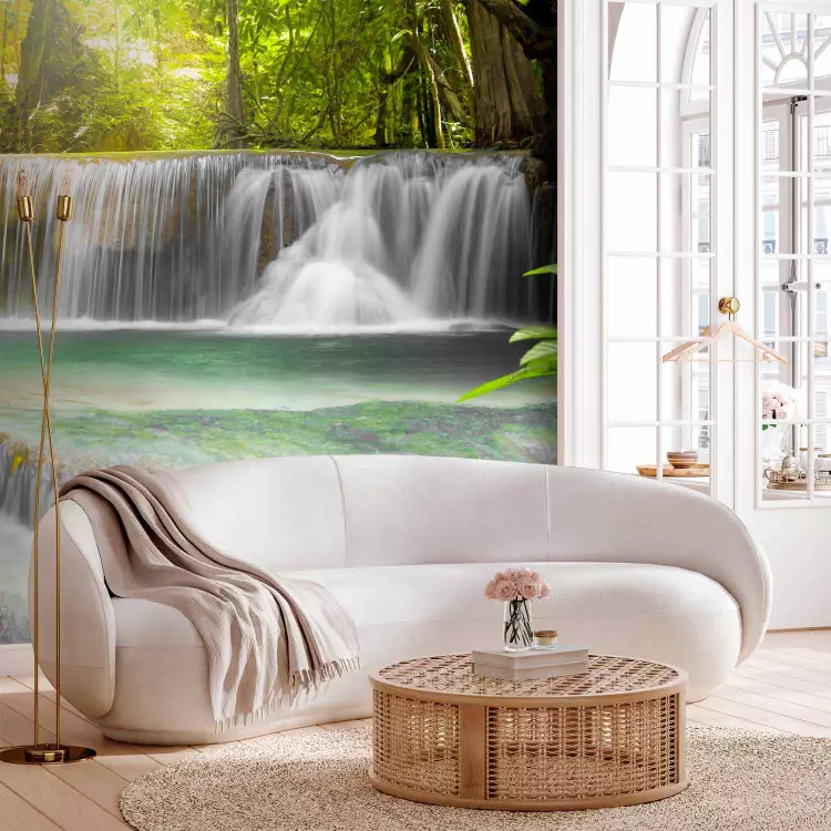 Fotomural decorativo Descanso junto al río - paisaje natural de cascada en bosque