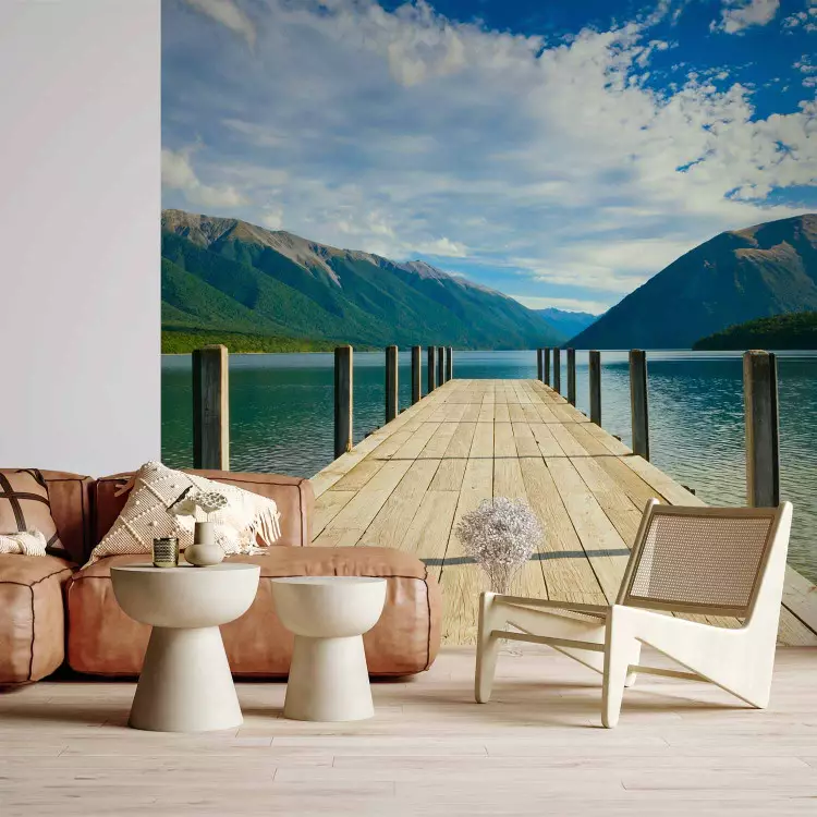 Fotomural decorativo Muelle en lago montañoso - paisaje de montañas y cielo azul brillante