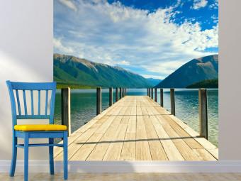 Fotomural decorativo Muelle en lago montañoso - paisaje de montañas y cielo azul brillante