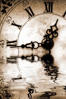 Fotomural decorativo Tiempo fluyendo - reloj retro en blanco y negro sumergido en el agua