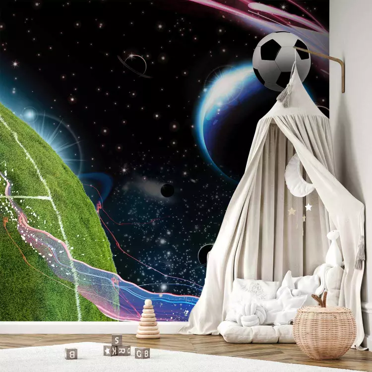 Fotomural decorativo Partido cósmico - futbolista lanzando balón al espacio