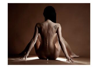 Fotomural decorativo Mujer sutil con tatuaje - acto erótico de mujer en tonos marrones