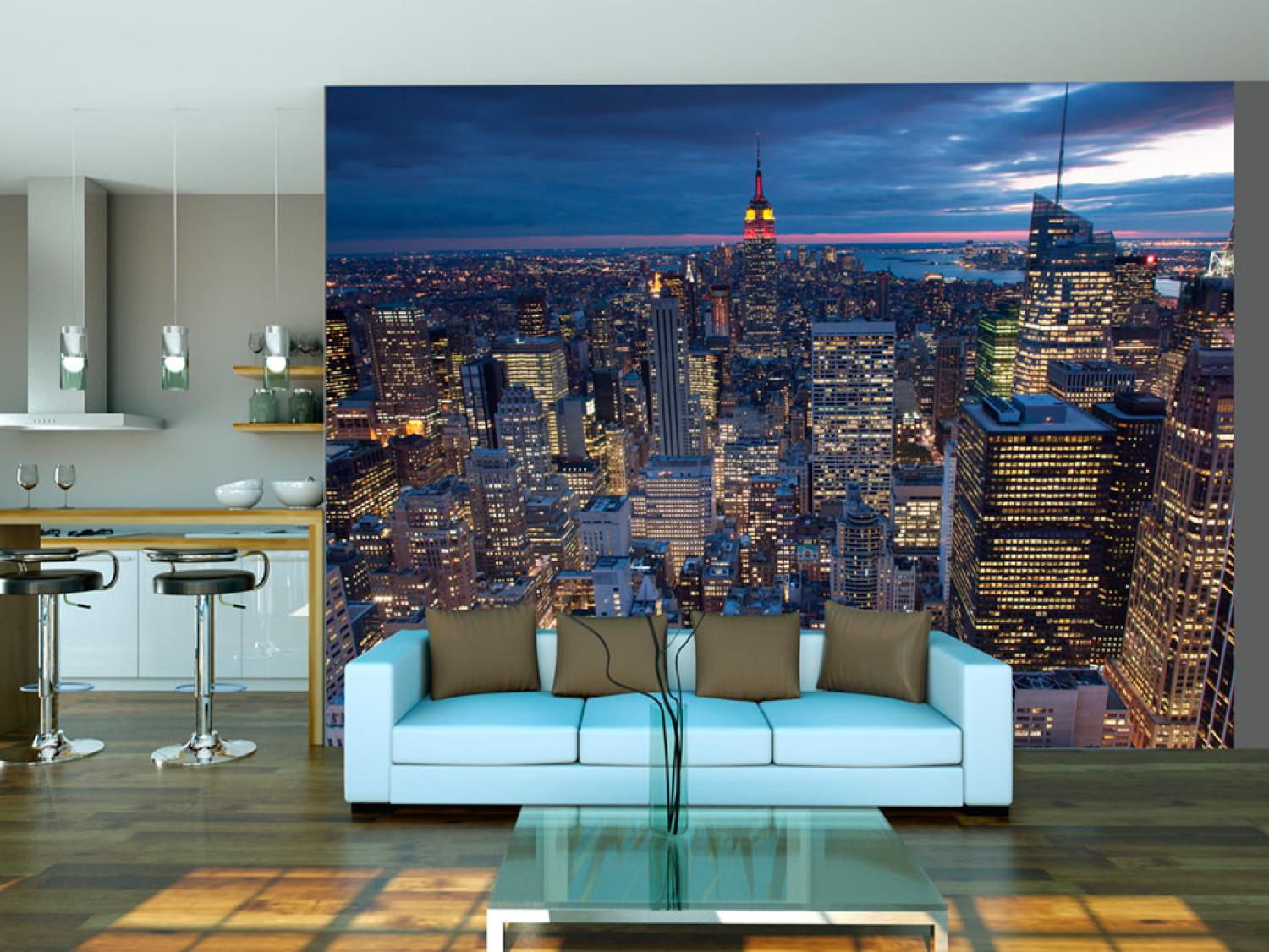 Fotomural decorativo Nueva York - Panorama urbano con rascacielos iluminados en Manhattan
