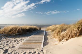 Fotomural a medida Langeoog - Paisaje con playa de arena del Mar del Norte y aguas