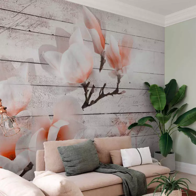 Fotomural decorativo Delicadeza de las magnolias - flor naranja-blanca en fondo de tablas