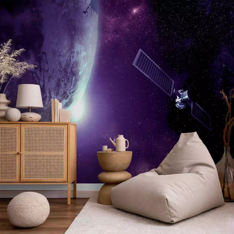 Fotomural decorativo Universo púrpura - paisaje del cosmos con satélite, estrellas y Tierra