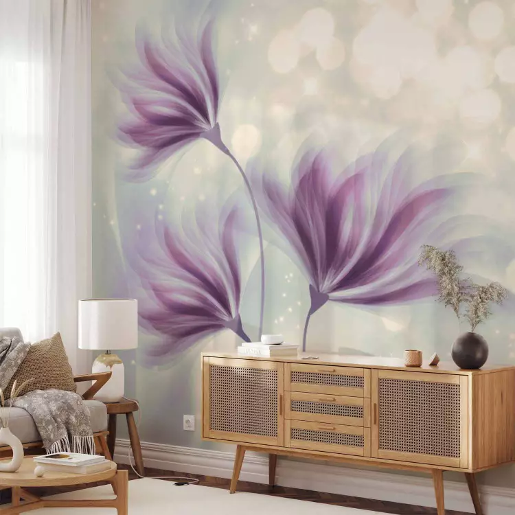 Fotomural decorativo Suave resplandor de luces - tres flores violetas en un fondo sutil