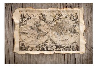 Fotomural decorativo Nova Orbis Tabula - mapa mundi retro con personajes sobre madera